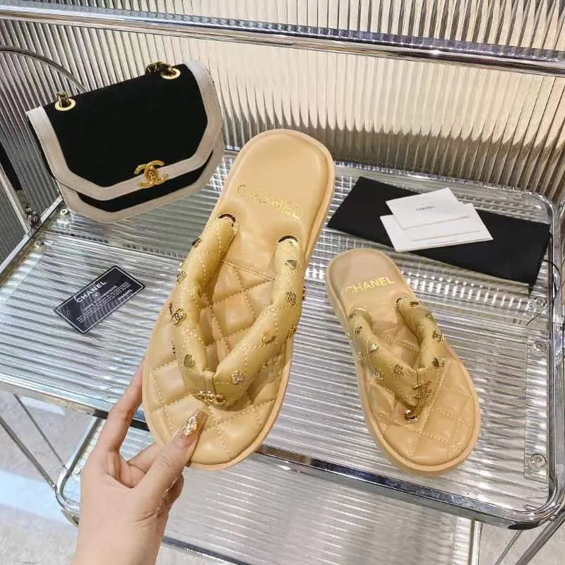 👟👟Ex-factory price 460👟👟 CHANEL 2022SS C Jia Xiaoxiang new summer bread slippers flip-flops flip-flops beach sandals original 7100 purchase development production Xiaoxiang 2023 summer hot style bread slippers irresistibly cute! The color of macarons and ice cream combined with the chubby figure is like stepping on bread or clouds ☁️Super strong wrapping feeling!  Fabric: Original customized super soft sheepskin Lining: Original customized super soft sheepskin Sole: Exclusive molded ultra-light foam outsole Sole thickness: 2CM Size: 35-40